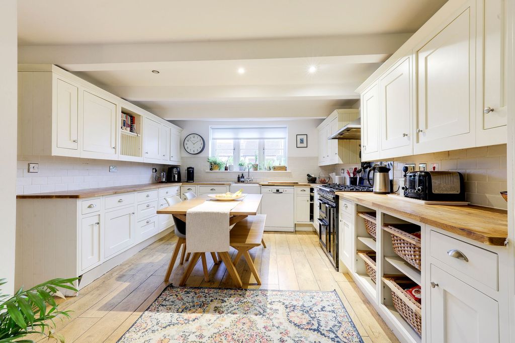 Property photo 3 of 27