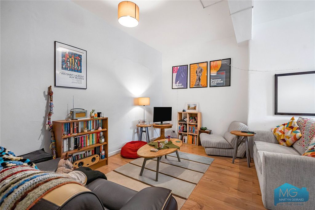 Property photo 2 of 17 Picture No. 25