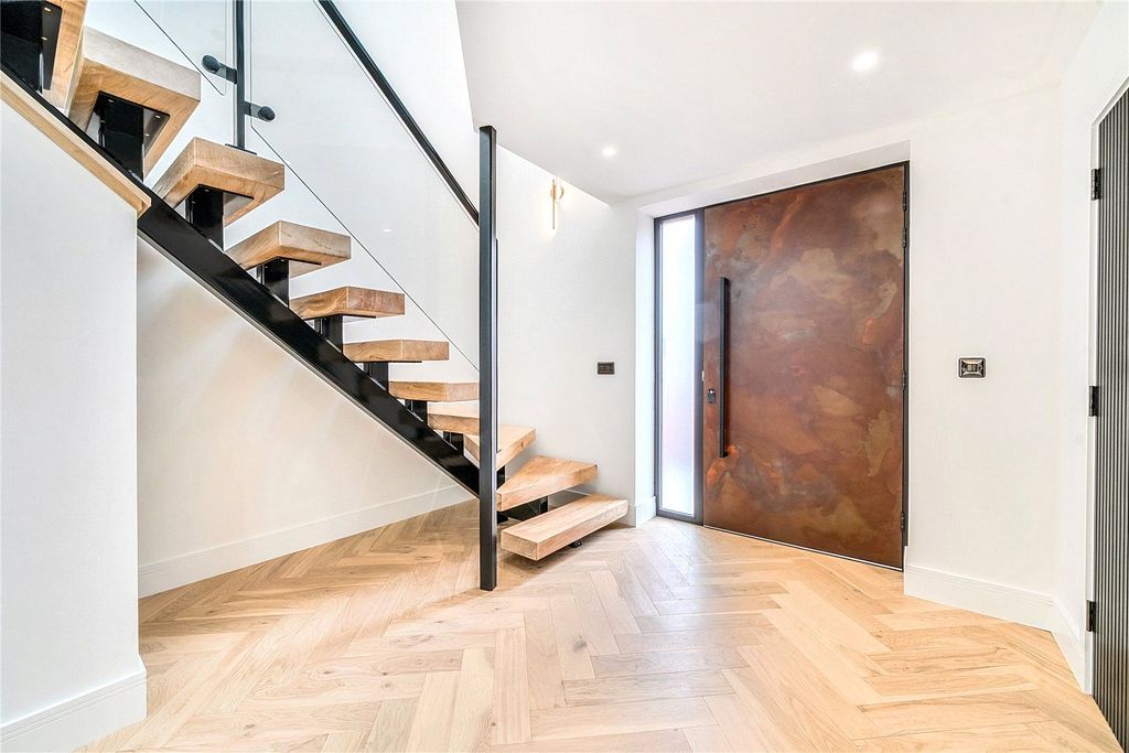 Property photo 3 of 16 Entrance Hall