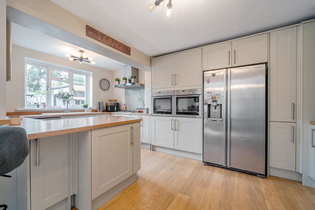 Property photo 3 of 10 Kitchen
