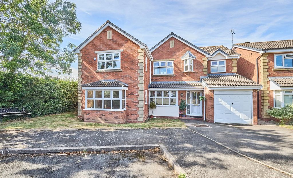 Property photo 2 of 23 Peters Close