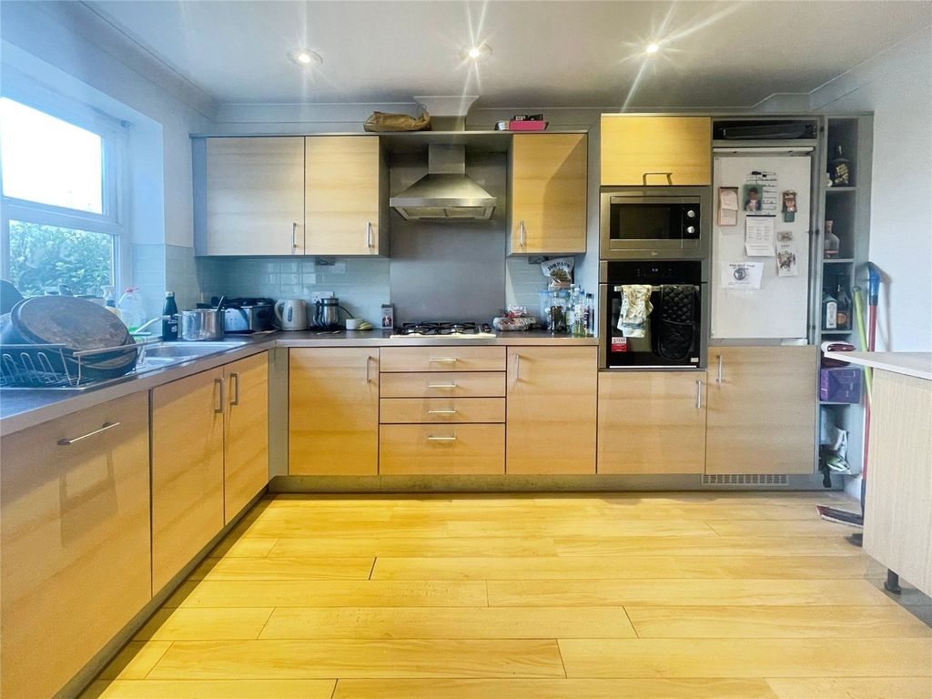 Property photo 3 of 11 Kitchen