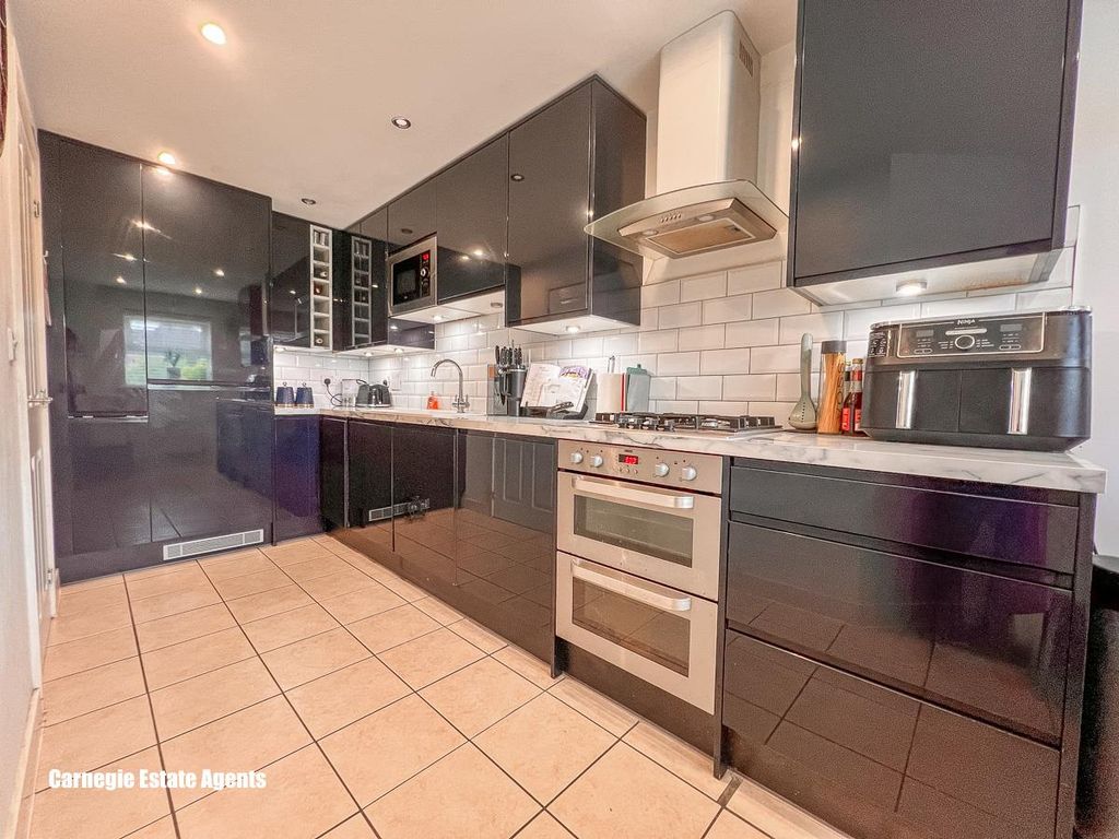 Property photo 3 of 18 Kitchen
