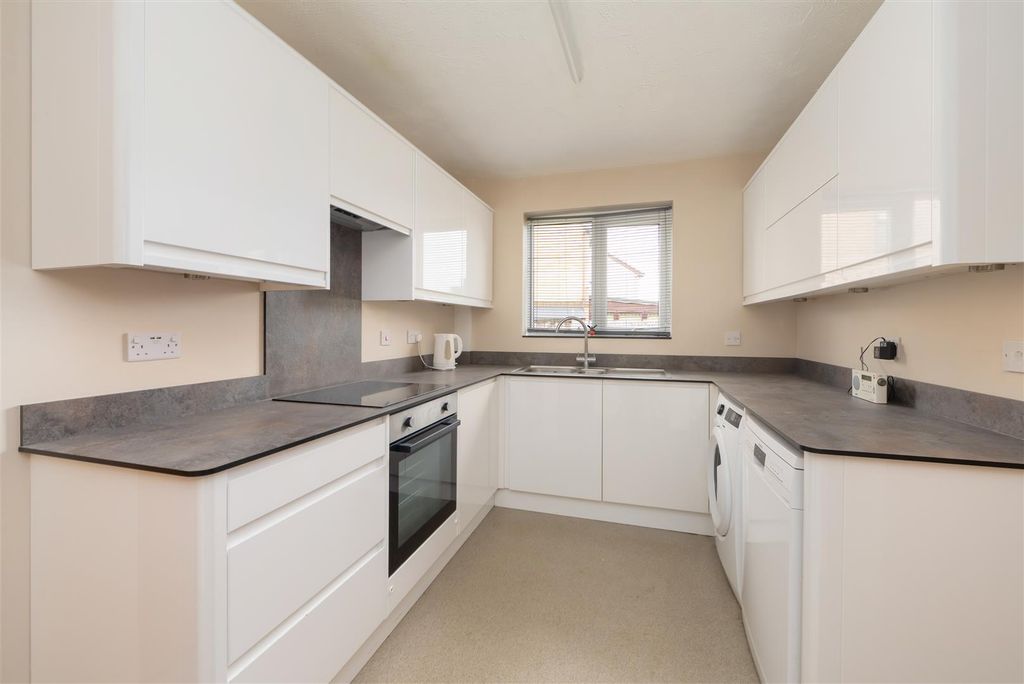 Property photo 2 of 16 Primrose Way, Chestfield, Whitstable