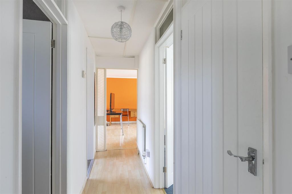Property photo 3 of 19 Entrance Hall