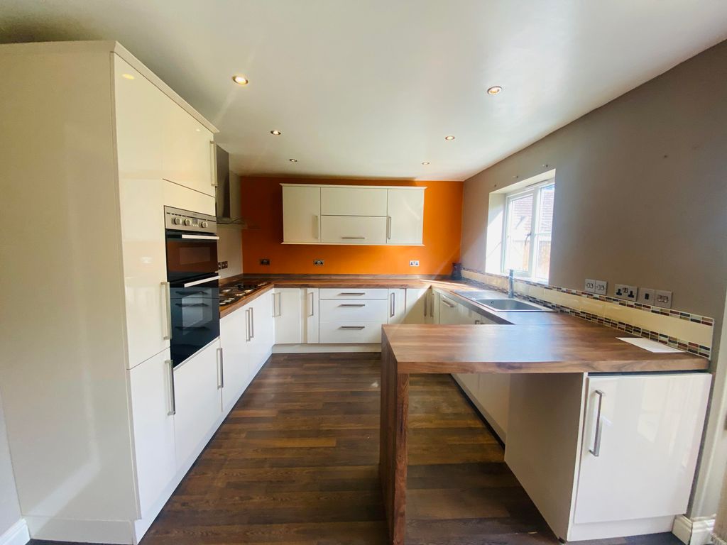 Property photo 2 of 9 Kitchen