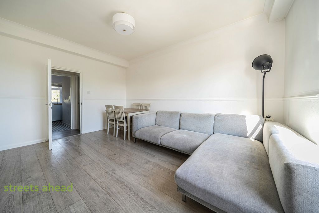 Property photo 2 of 12 67502Aca-9Ca6-4Ed...
