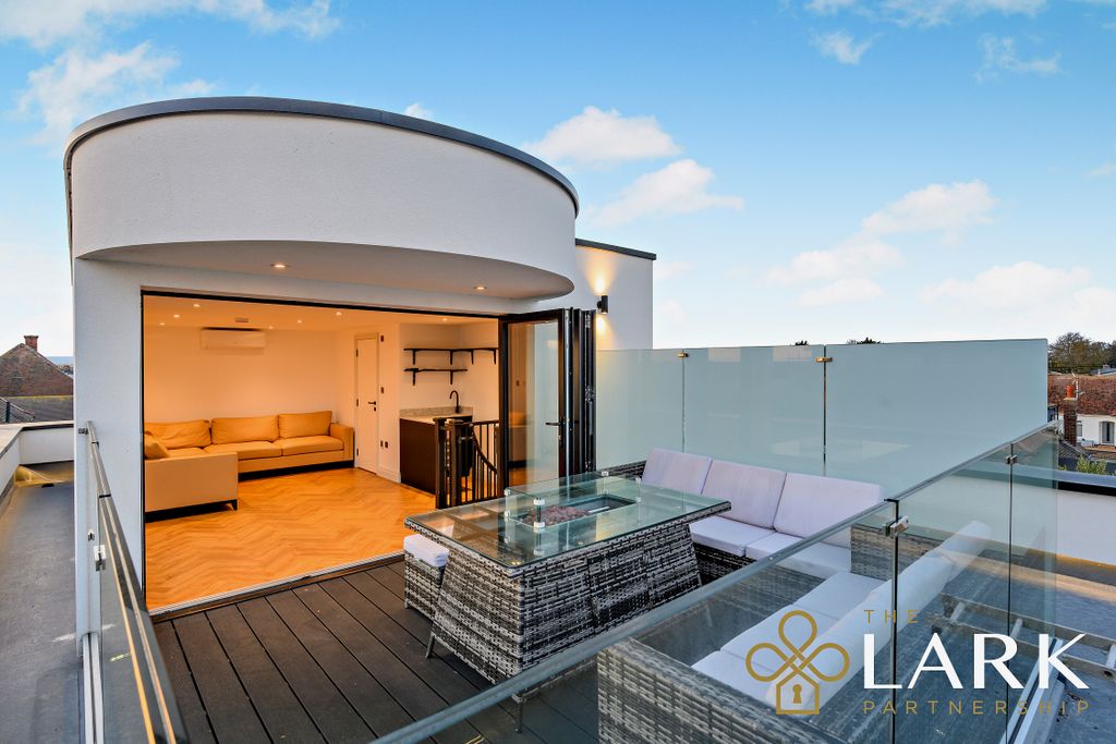 Property photo 2 of 46 8670872-Exteriorwm16-800
