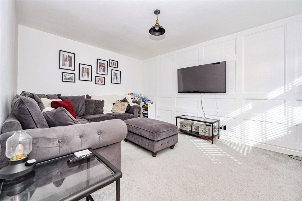 Property photo 3 of 16 Lounge