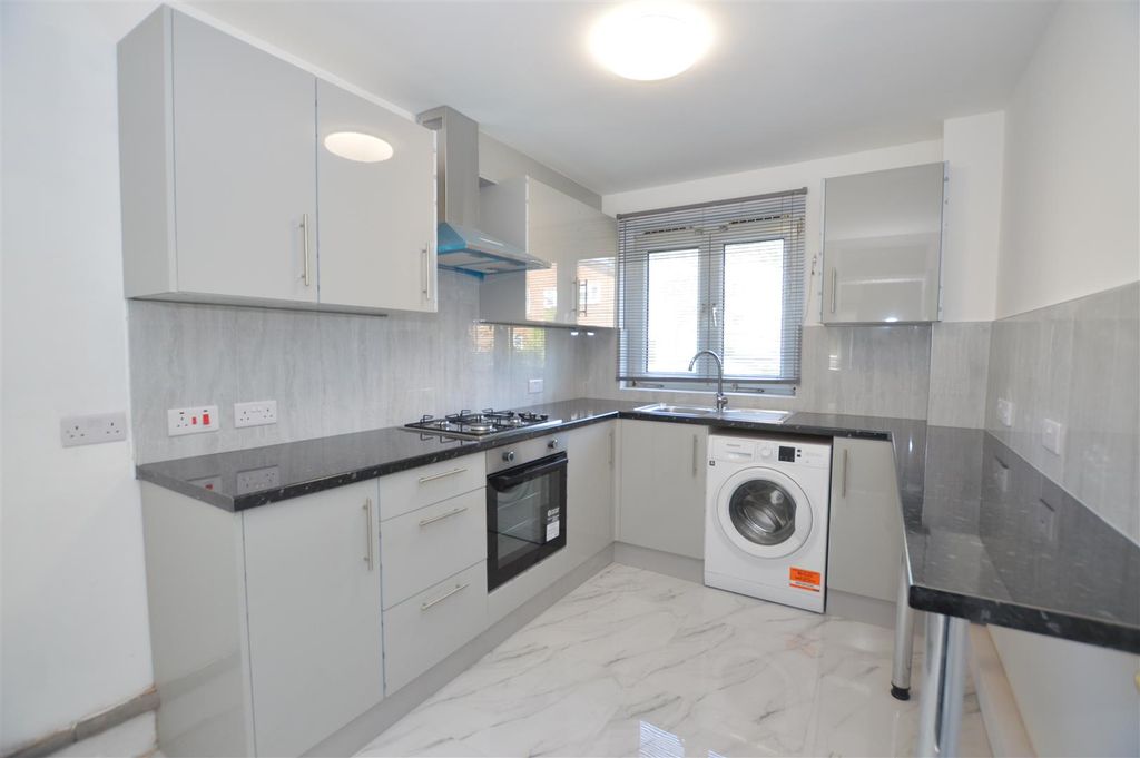 Property photo 2 of 5 8 Grafton Close Kitchen.Jpg