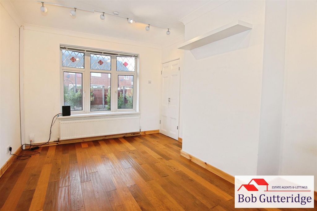 Property photo 2 of 19 Lounge