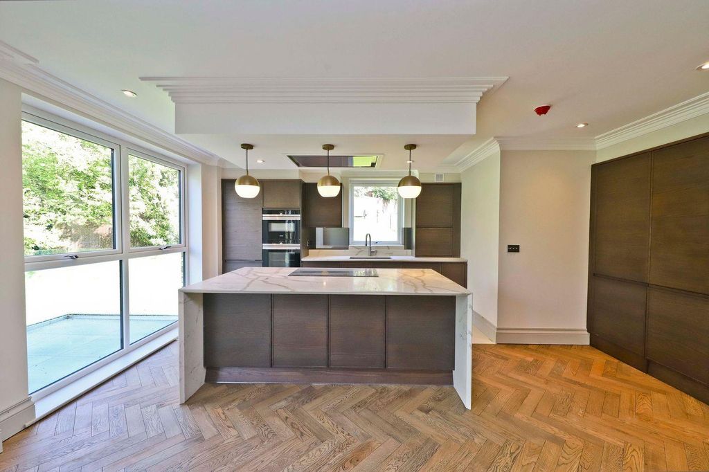 Property photo 3 of 24 9 Brompton House Photo 1.Jpeg