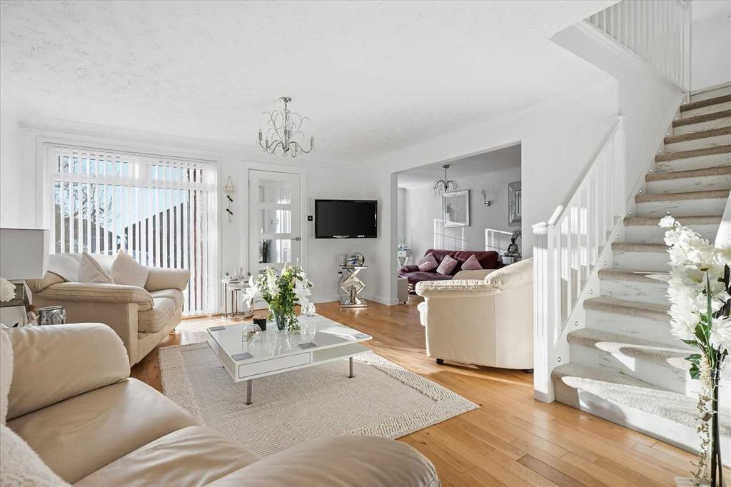 Property photo 2 of 24 Lounge /