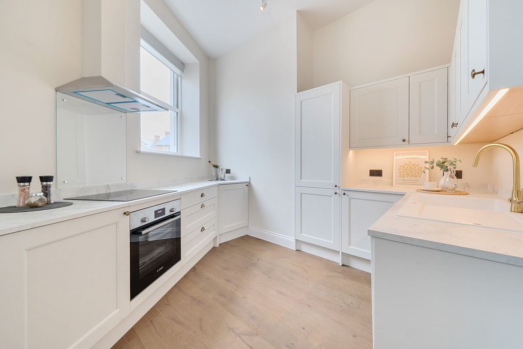 Property photo 3 of 11 Kitchen