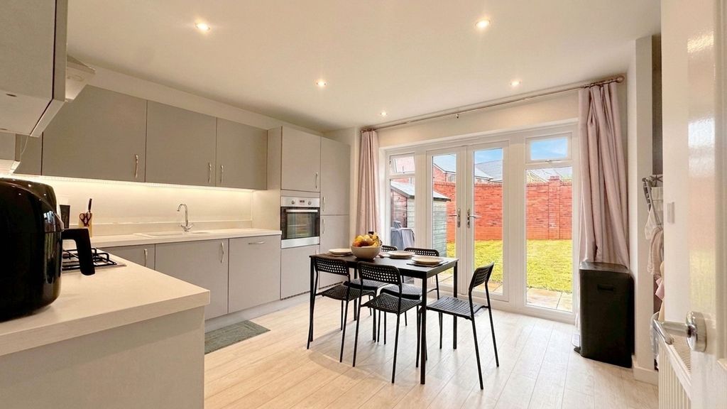 Property photo 3 of 18 Kitchen Diner