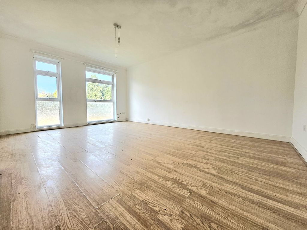 Property photo 3 of 6 Gallery