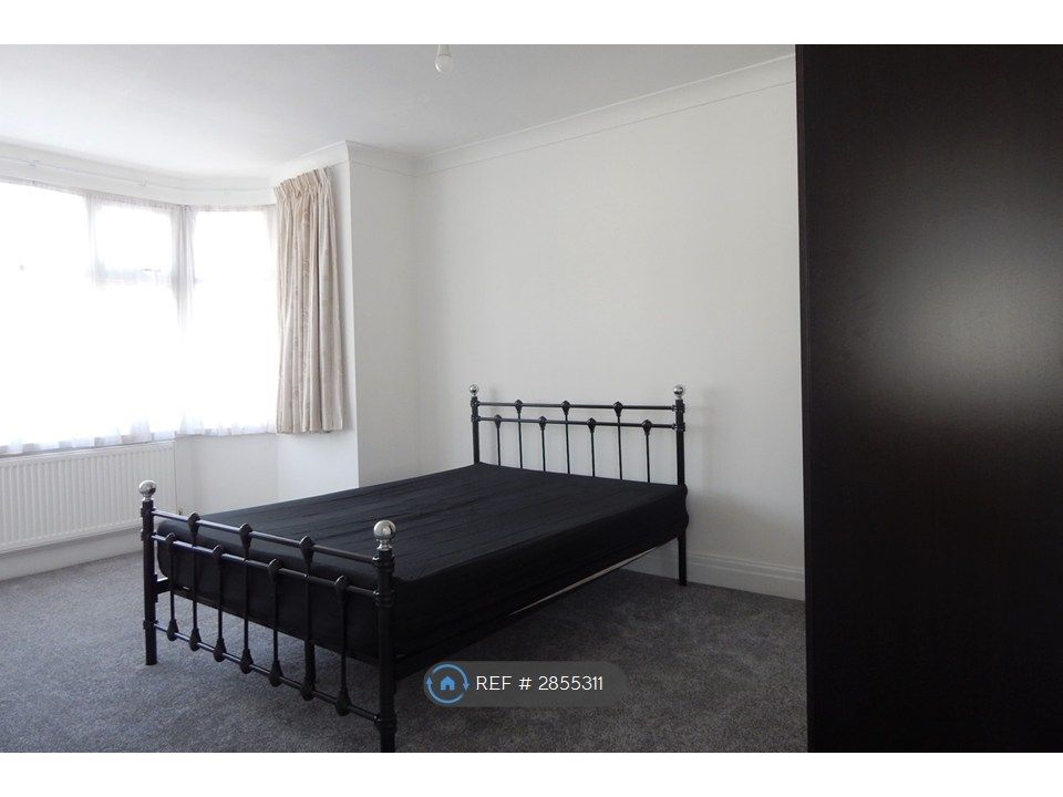 Property photo 3 of 7 Double Bedroom