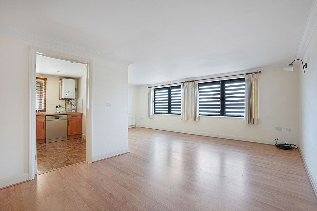 Property photo 2 of 17 Lounge