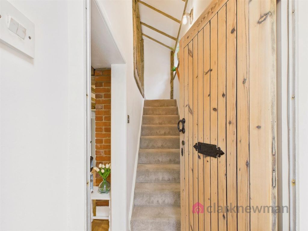 Property photo 2 of 23 Entrance Hall