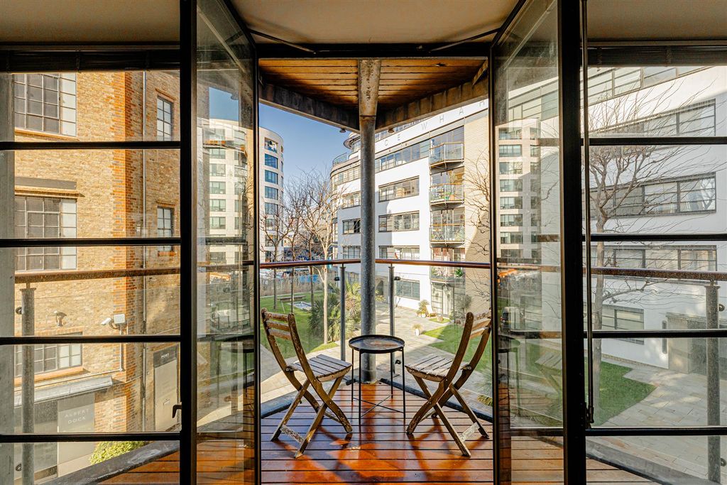 Property photo 3 of 26 Ice Wharf (9).Jpg