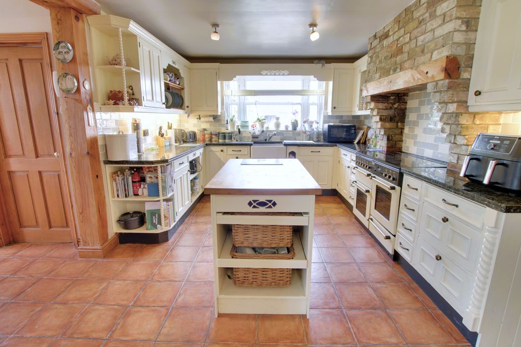 Property photo 2 of 32