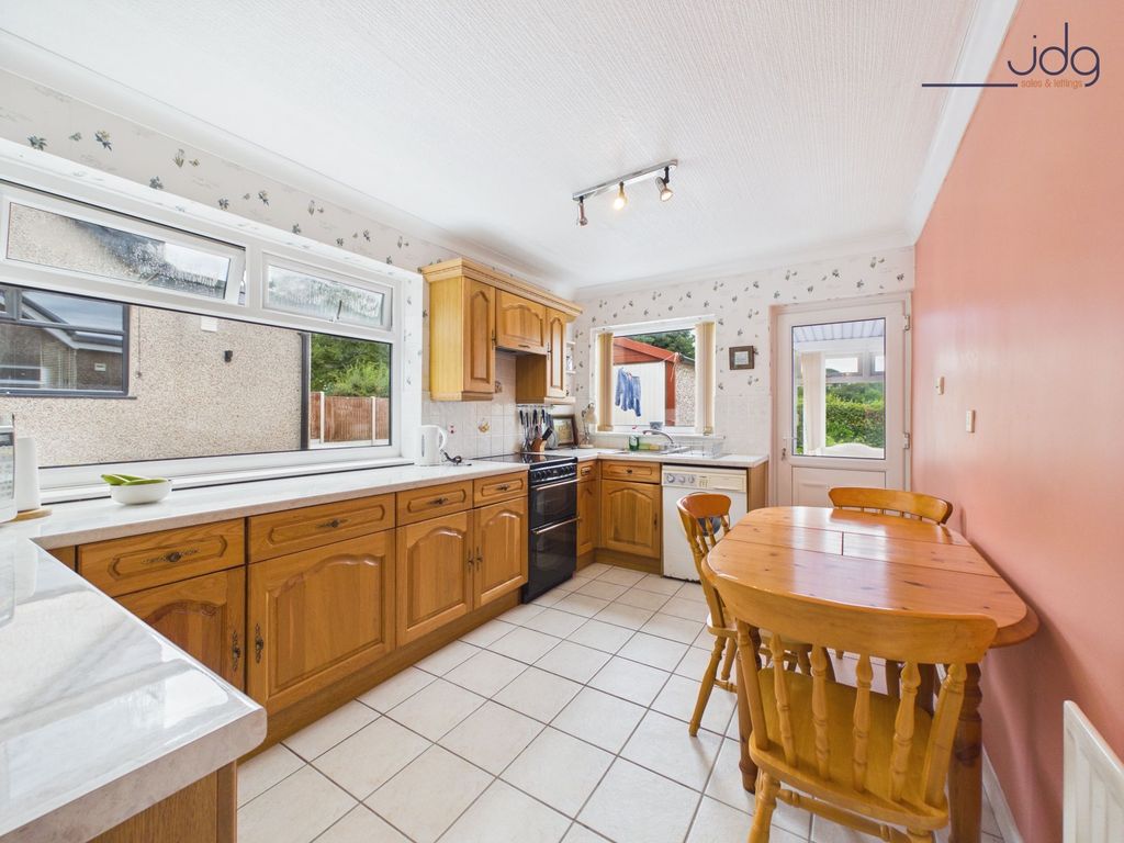 Property photo 3 of 19 Kitchen