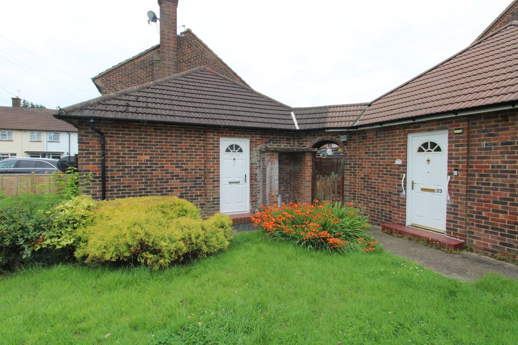 Property photo 1 of 9 Semi-Detached Bungalow Situated In Borehamwood & Situated Off The A1