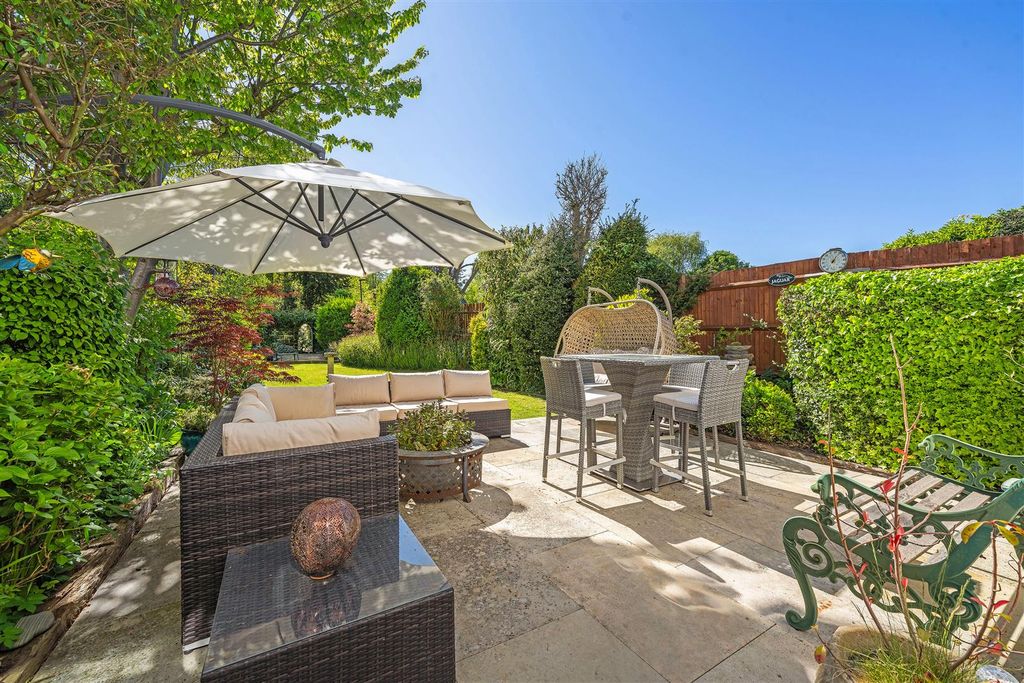 Property photo 2 of 15 Queen Anne Avenue-12.Jpg