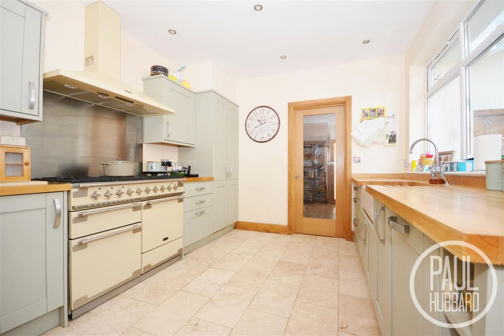 Property photo 2 of 27