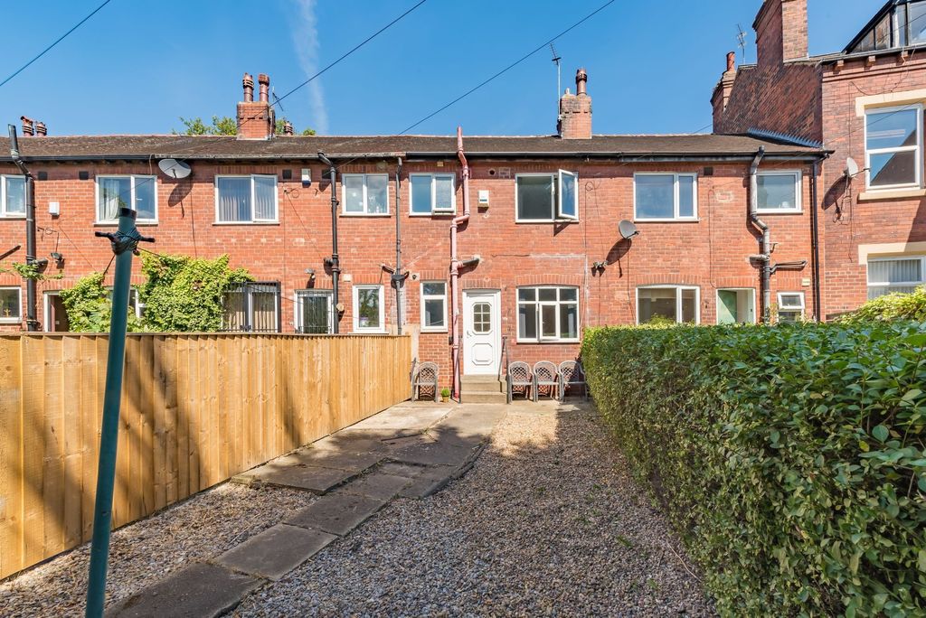 Property photo 2 of 8 Well-Maintained Terraced House Exterior With A Nea...