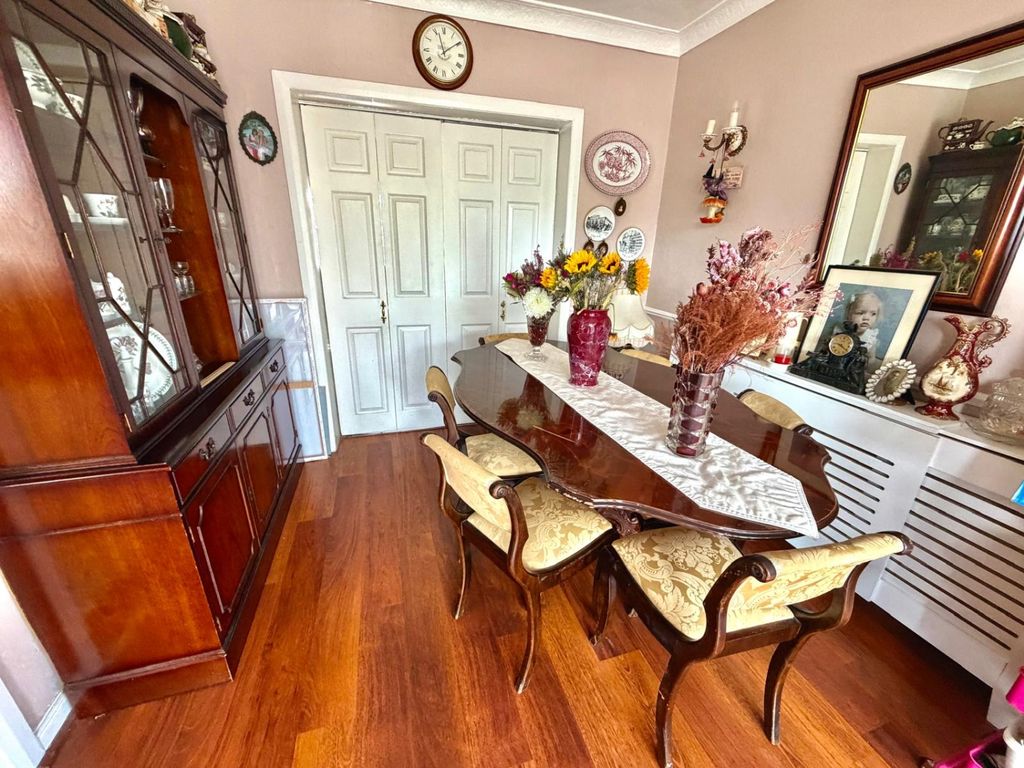 Property photo 3 of 10 Dining