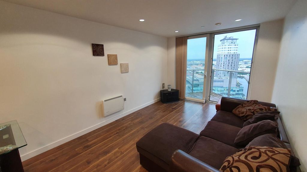 Property photo 2 of 31 Living Room