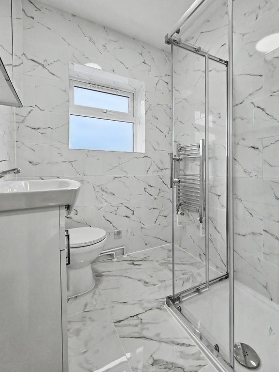 Property photo 2 of 6 Rm 1 - Bathroom - 499 Whippendell