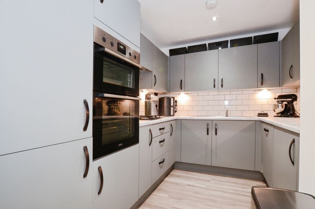 Property photo 3 of 16 Kitchen