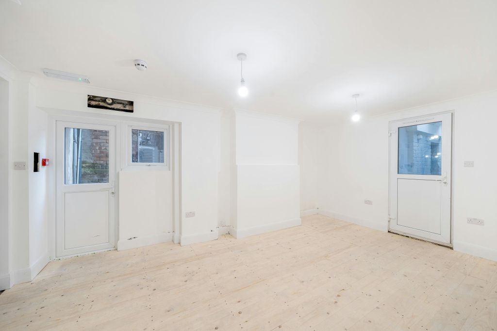 Property photo 3 of 8 1397240-5-695Fb259B621d-Arw.Jpg