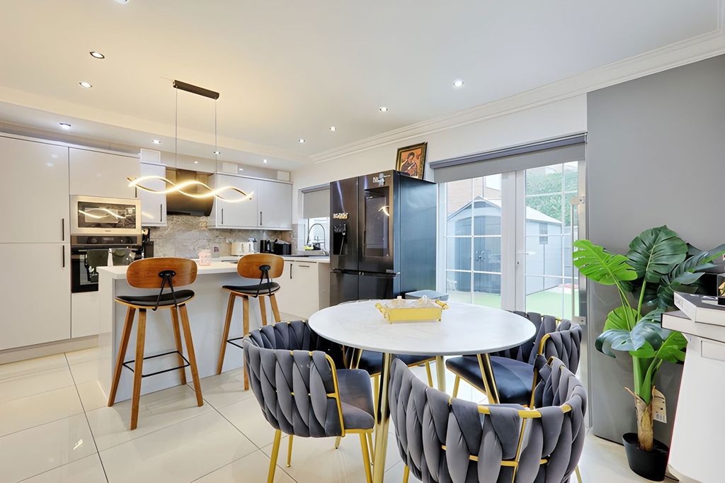 Property photo 2 of 30