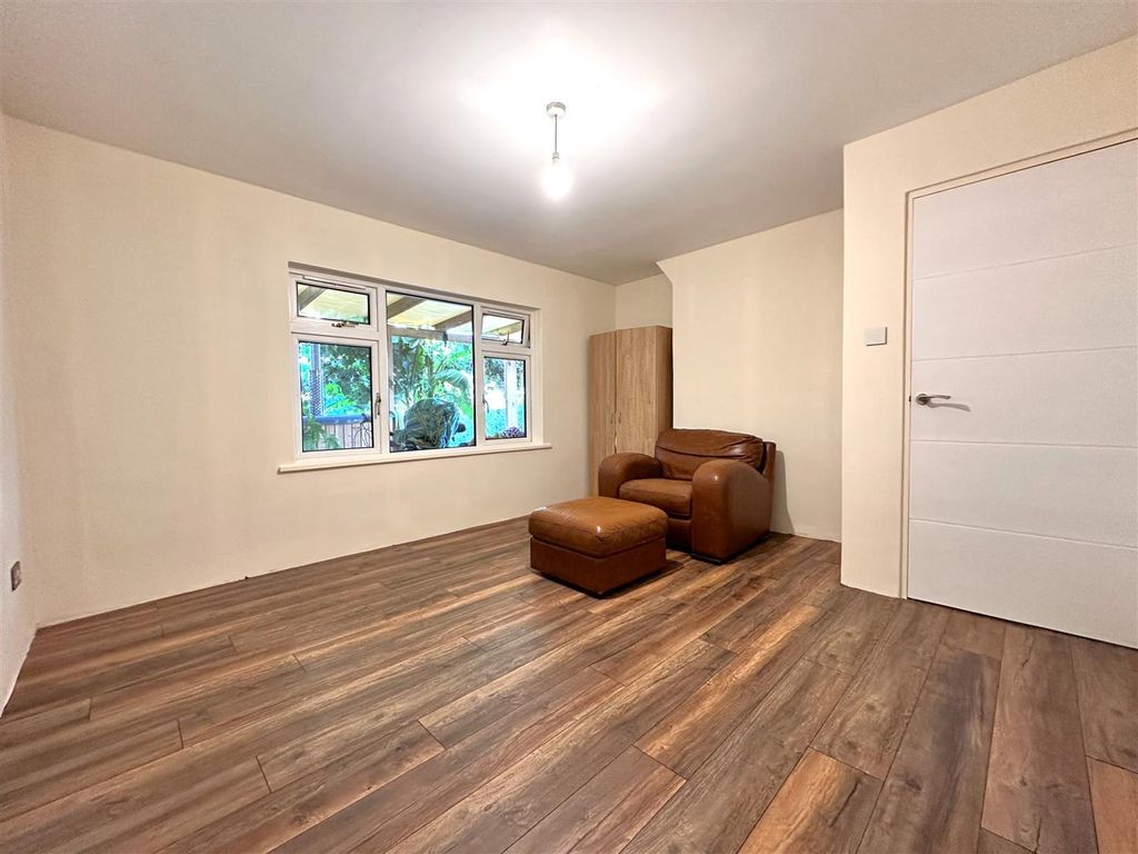 Property photo 2 of 24 Large Living Room 019