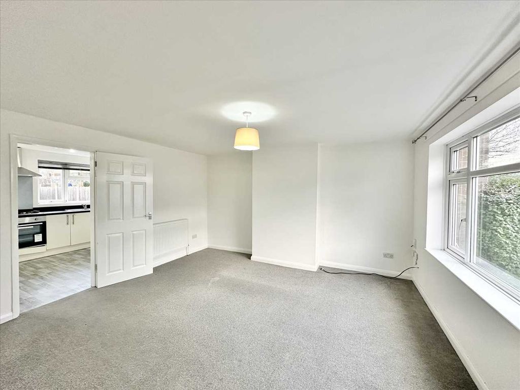 Property photo 3 of 27 Lounge