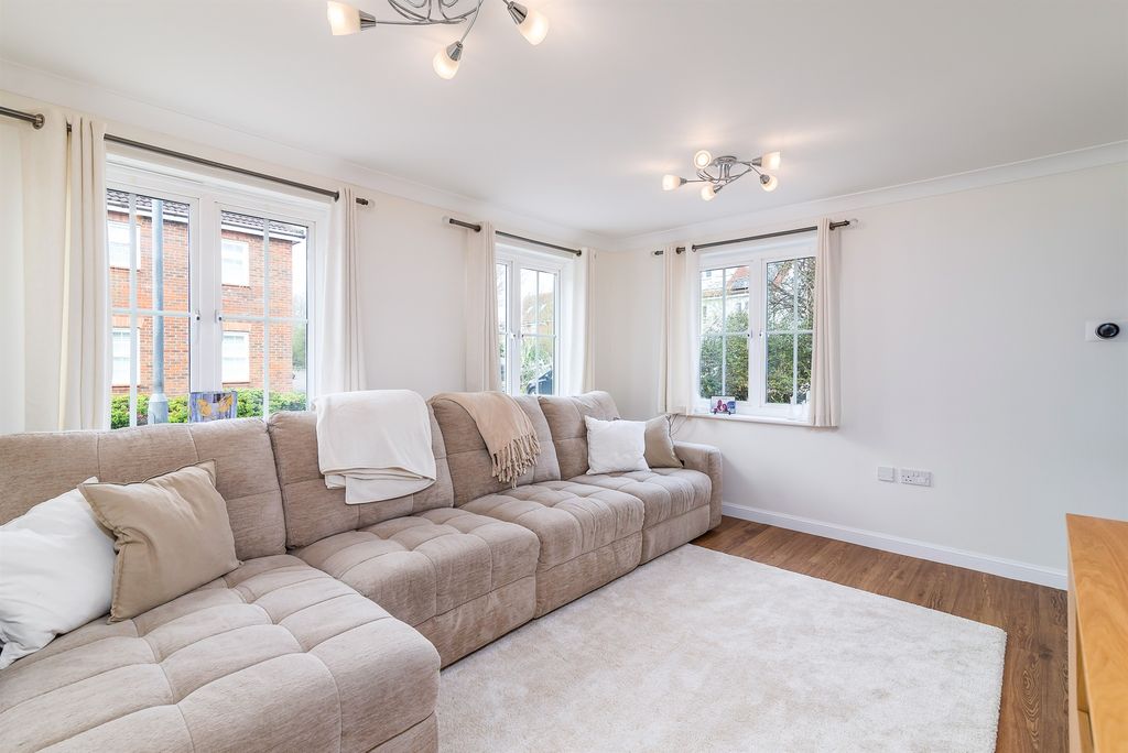 Property photo 3 of 20 Lounge