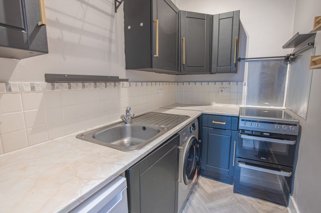 Property photo 3 of 9 Kitchen