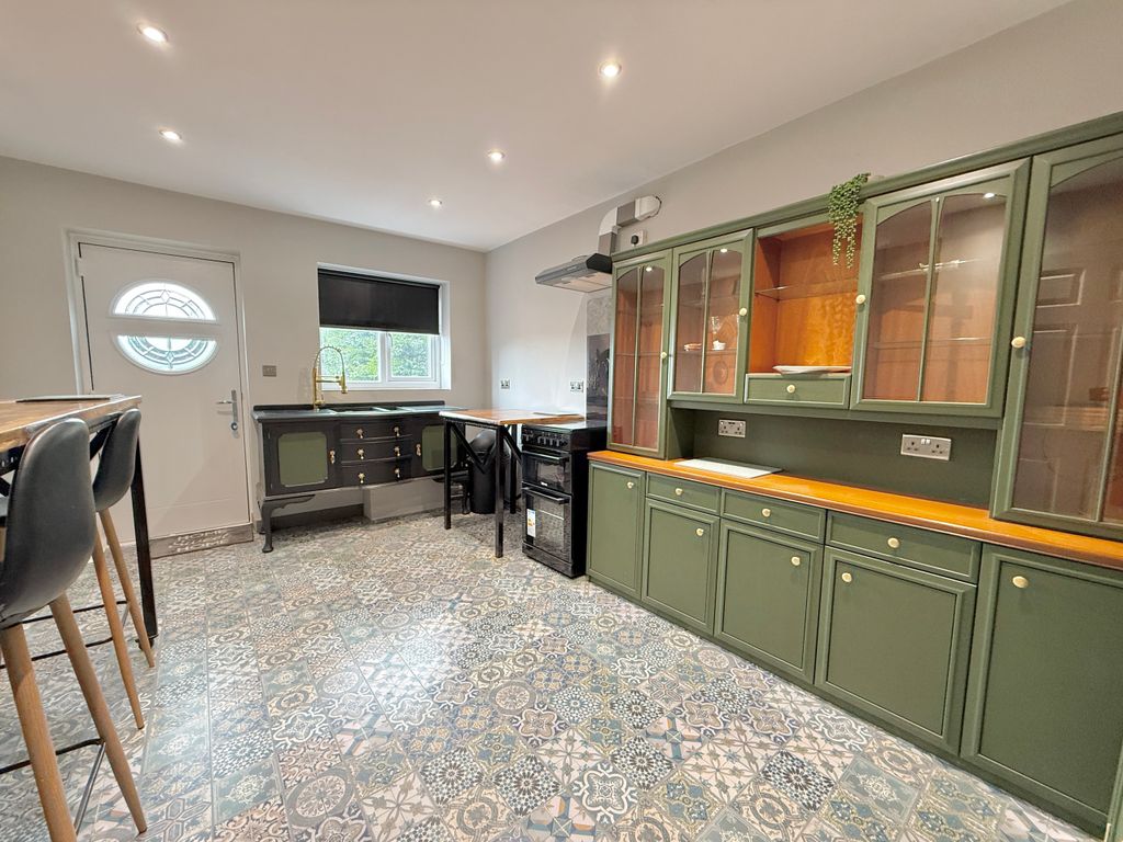 Property photo 3 of 14 Breakfast Kitchen