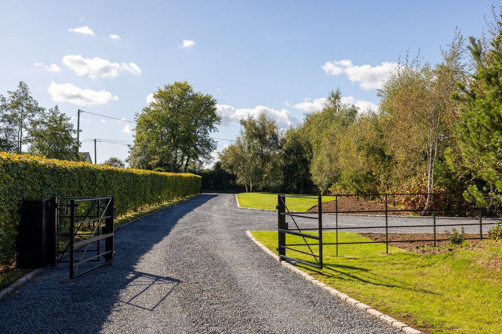 Property photo 2 of 61