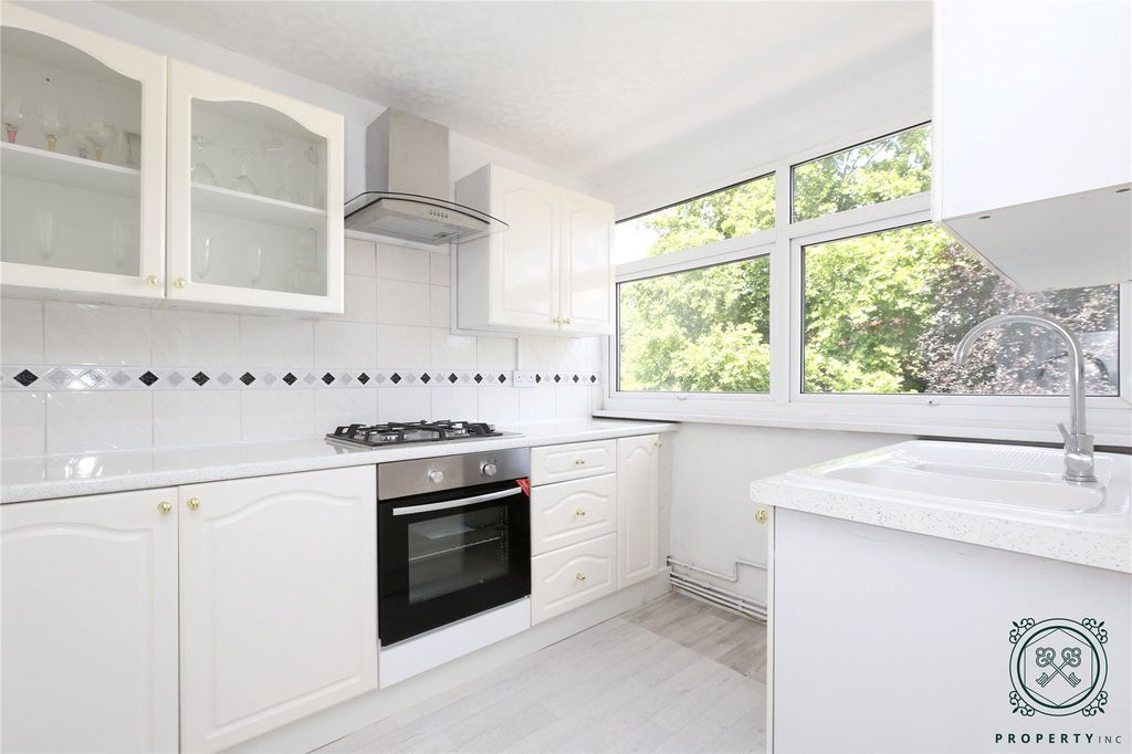 Property photo 2 of 11 Kitchen