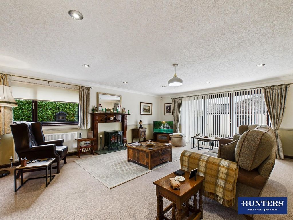 Property photo 3 of 31 Living Room