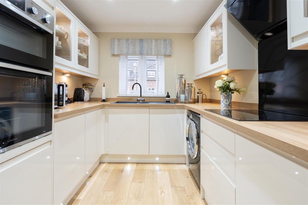 Property photo 3 of 8 Kitchen