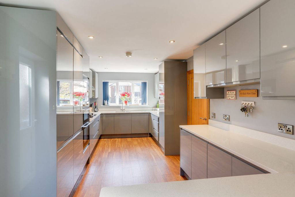 Property photo 3 of 28