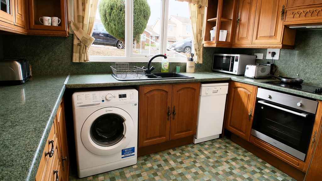 Property photo 3 of 10 Kitchen
