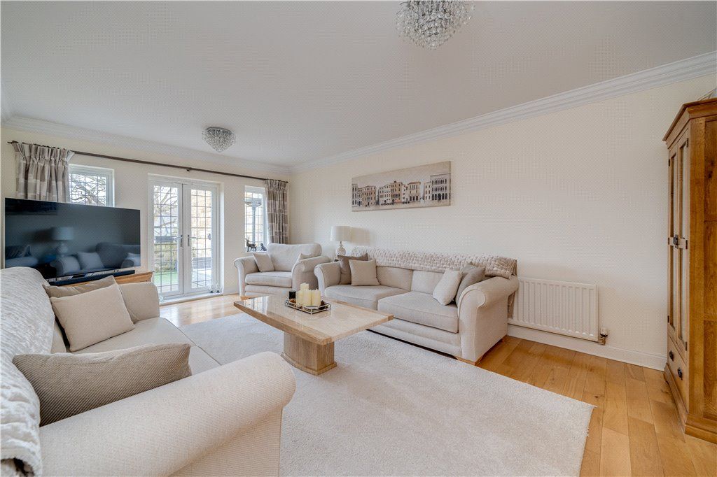 Property photo 2 of 18 Sitting Room