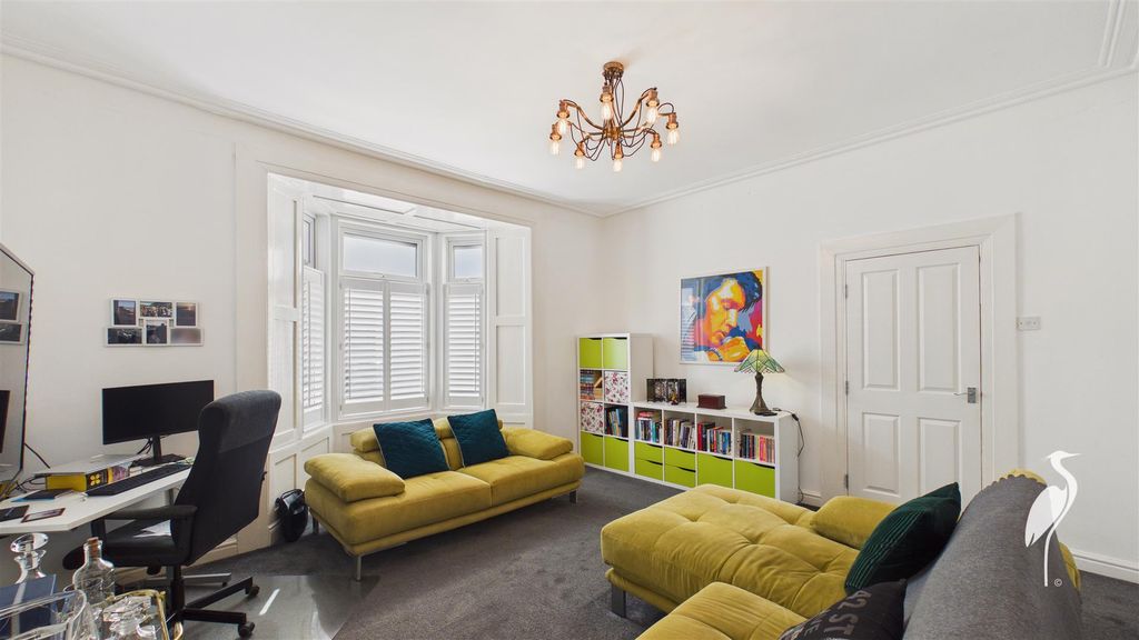 Property photo 3 of 24 Lounge