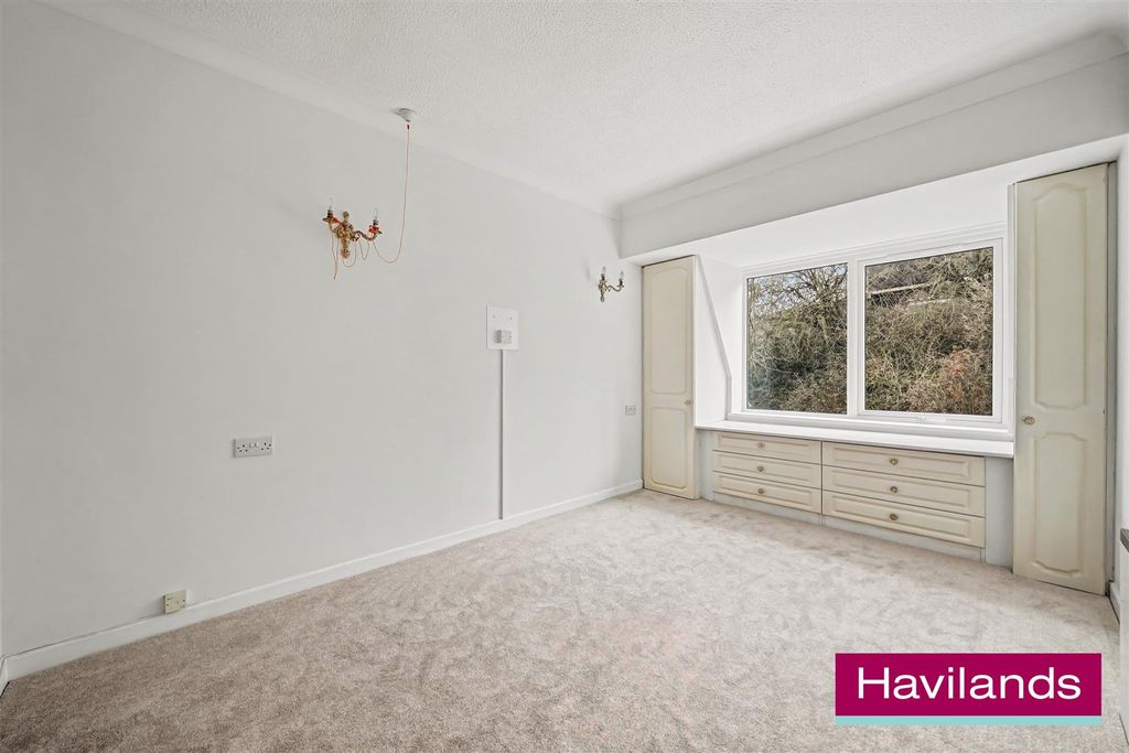 Property photo 3 of 12 Homewillow Close N21 2Hj-6.Jpg